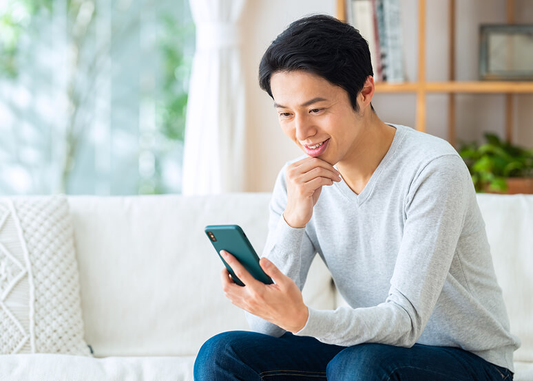 スマホから問い合わせする男性
